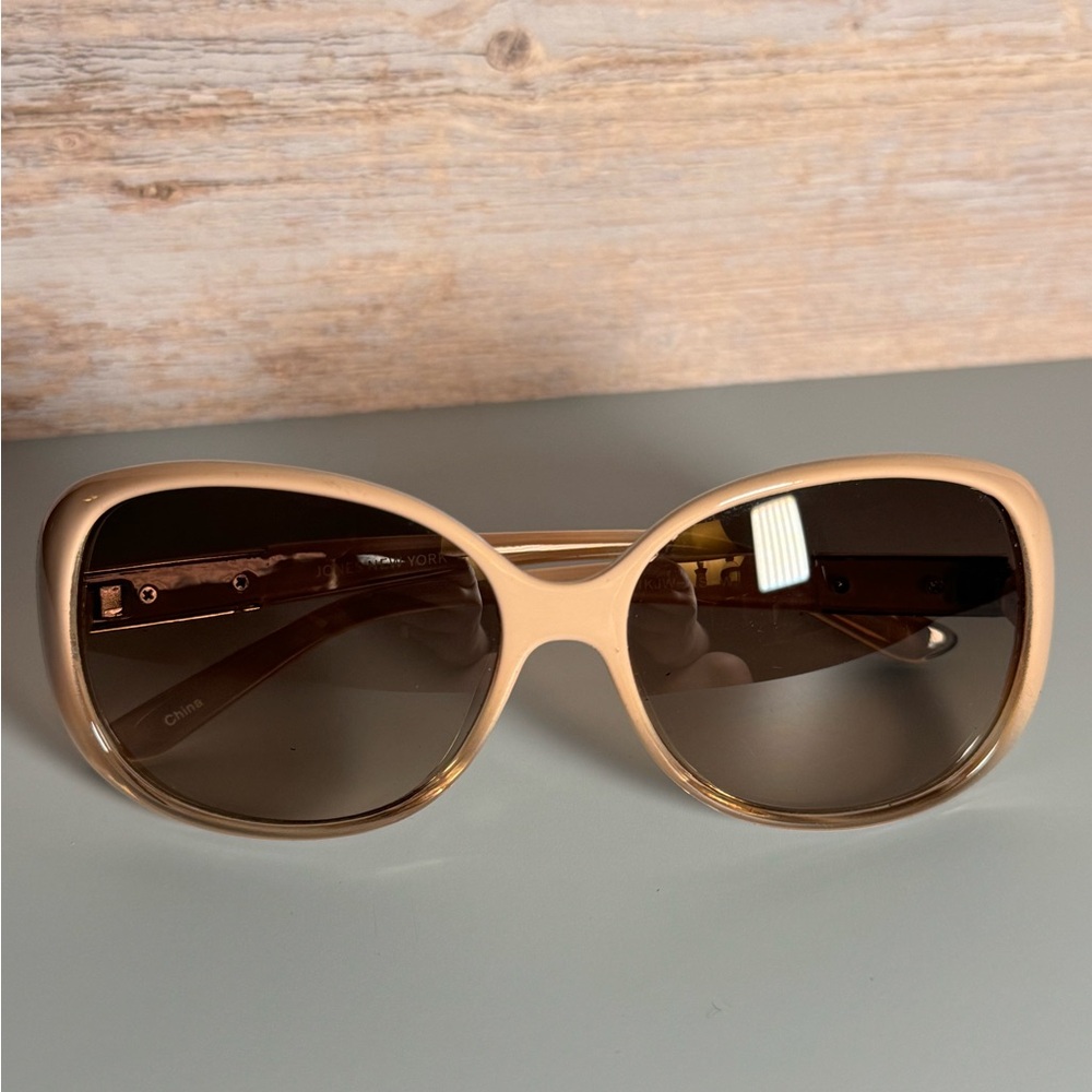 Jones New York Cream Sunglasses GUC